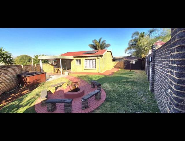 2 BEDROOM TOWNHOUSE FOR SALE IN HEUWELSIG ESTATE